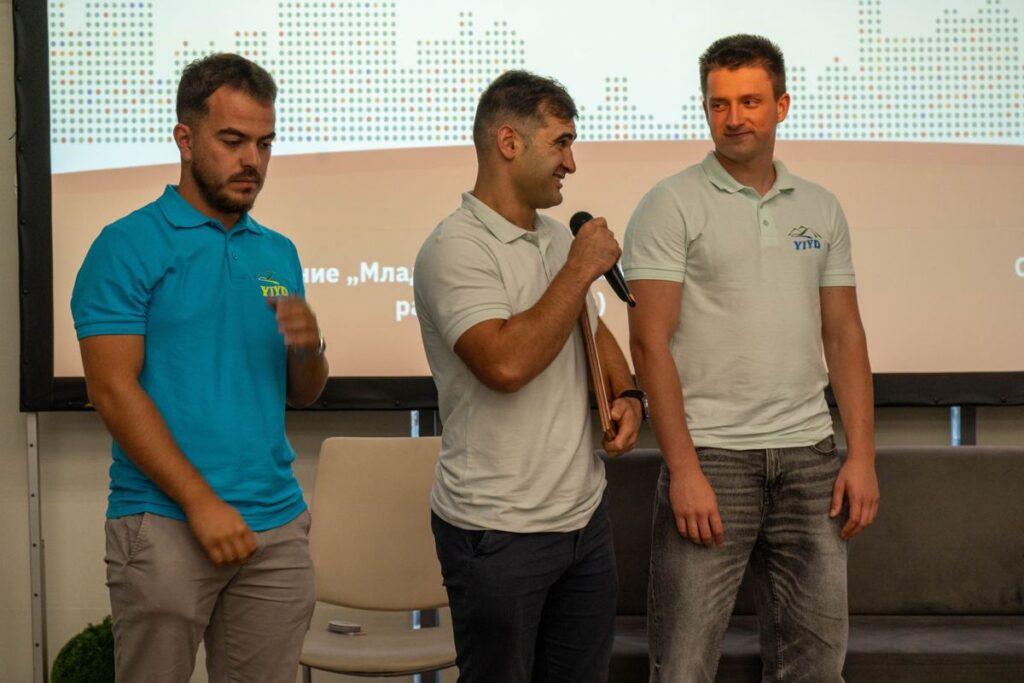 YIYD from Smolyan receiving the award